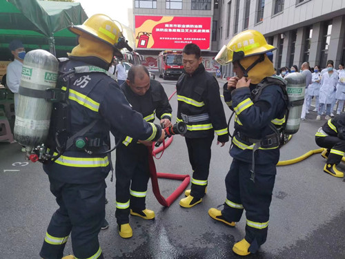 指导微型消防站兼职消防员训练.jpg 指导微型消防站兼职消防员训练.jpg
